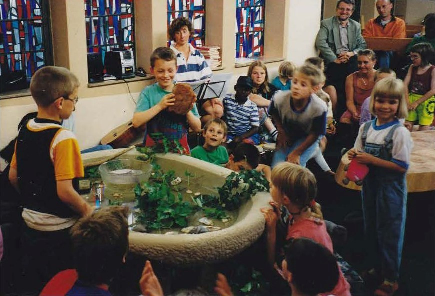 Sandbecken aus Stein für Kerzenbrennen und Wasser (Taufe)