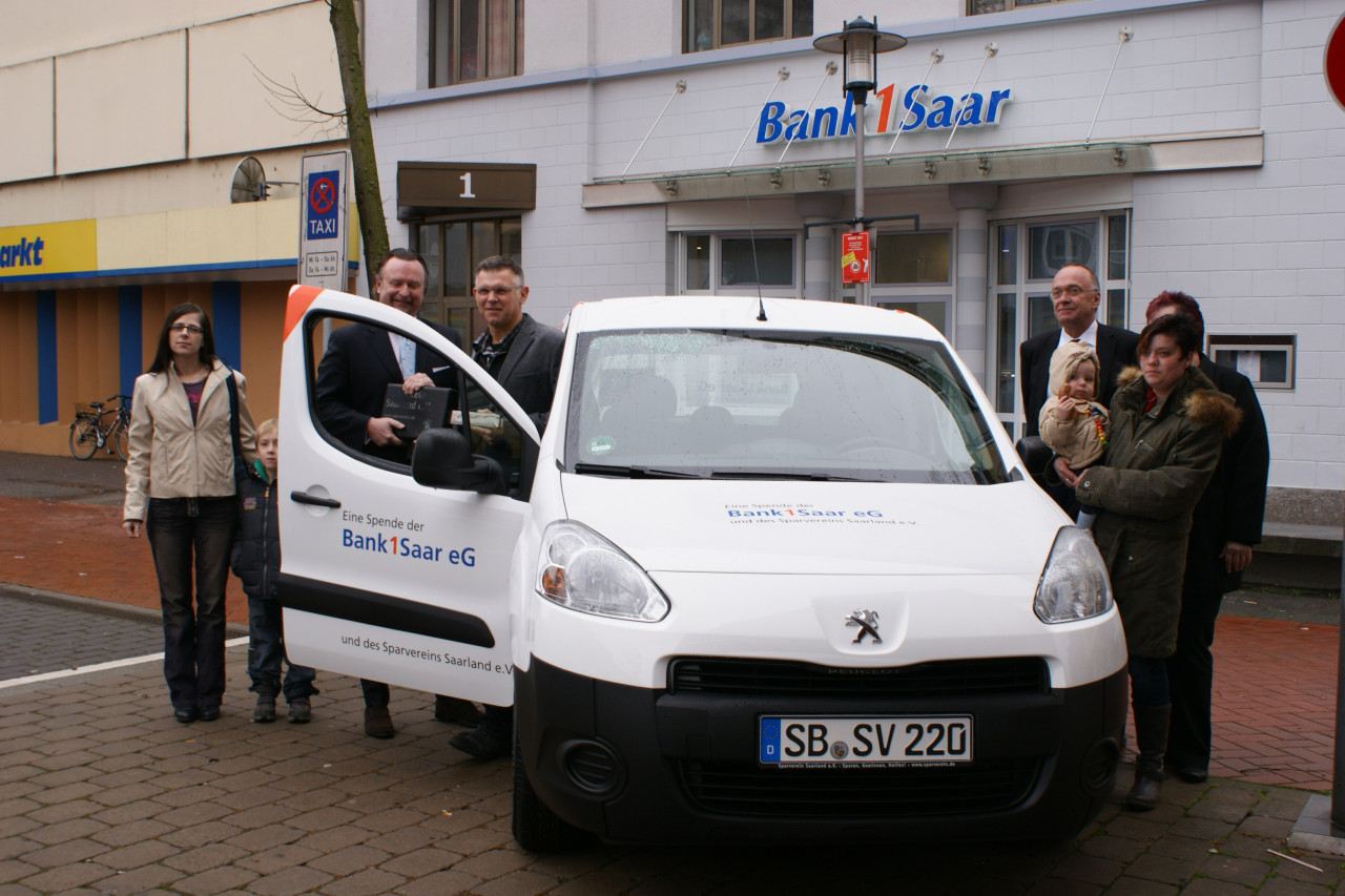 Knut Lissmann, Filialdirektor und Marc Schmitt, Einrichtungsleiter bei der Schlüsselübergabe