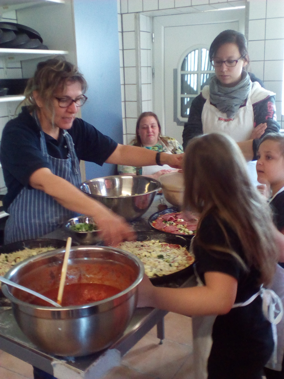 Mütter und Kinder backen Brot