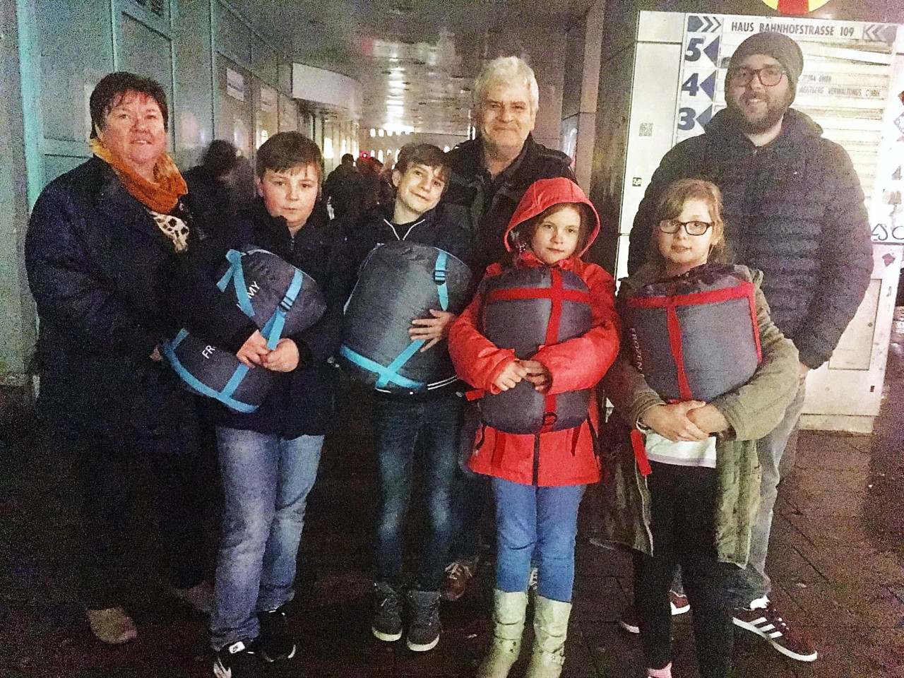 Kinder spenden Schlafsäcke für Obdachlose