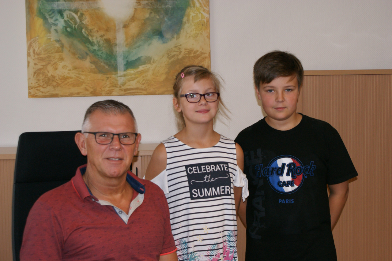 Leon (12) und Fiona (11) im Interview mit Herrn Schmitt