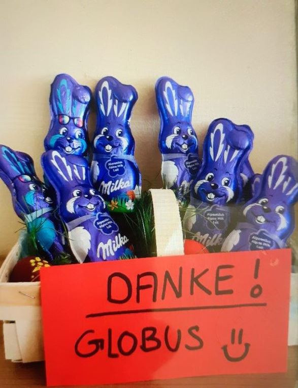 Globus spendet 500 Osterhasen